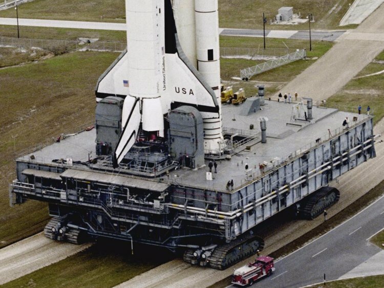 5 техник самая. Гусеничный транспортёр НАСА. Гусеничный Транспортер NASA. Краулер НАСА. Самая большая машина.