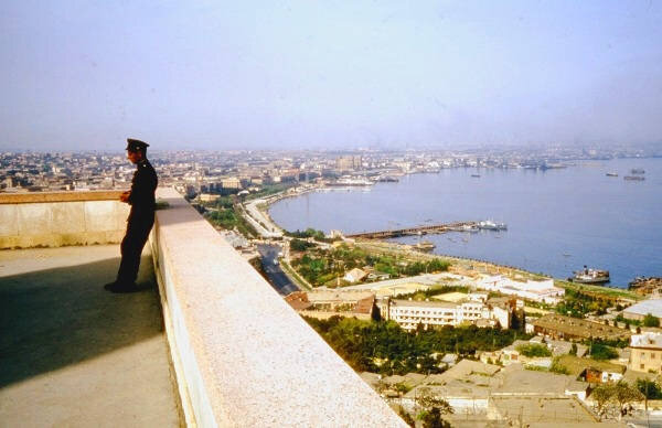 Солдат в тени памятника Кирову