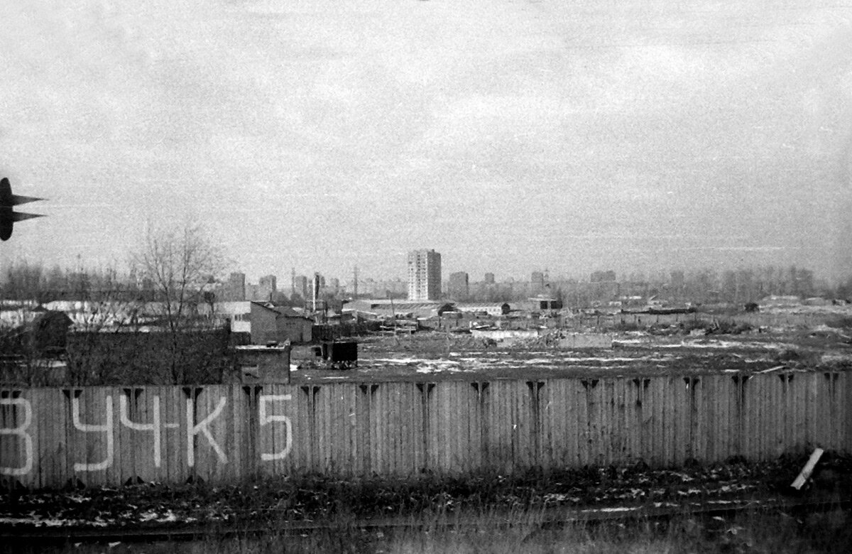 1.  Высокое здание — «Башня Вулыха» по адресу Олонецкий пр., 20,  построенное в 1974. Сейчас рядом есть такой же дом, но его возвели в  1980 году.