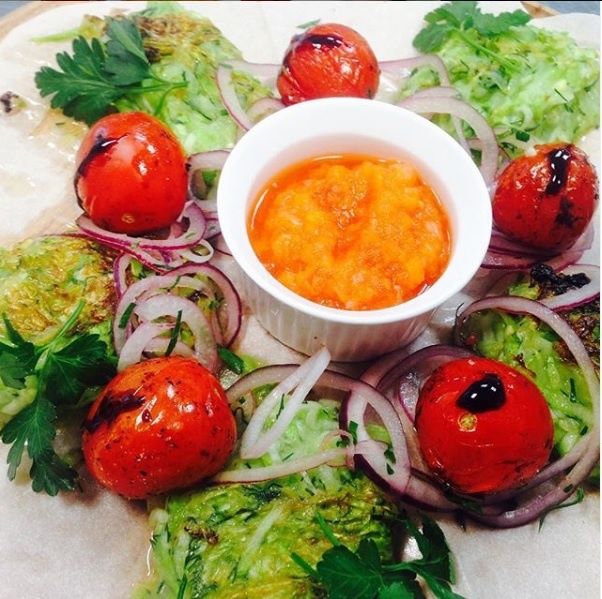 оладьи из цукини с печеными томатами черри