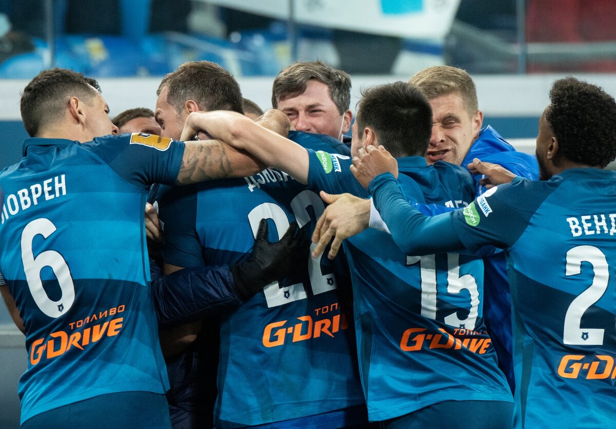 Футболиста «Зенита» празднуют победный гол (fc-zenit.ru)