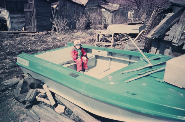 Цвет палубы на фото 1992 г отличается от натурального после конвертации с позитивной пленки «ORWO». На заднем плане видна укороченная из-за коррозии в зоне отверстия водомёта «Казанка» –«ДЛ» первых серий.