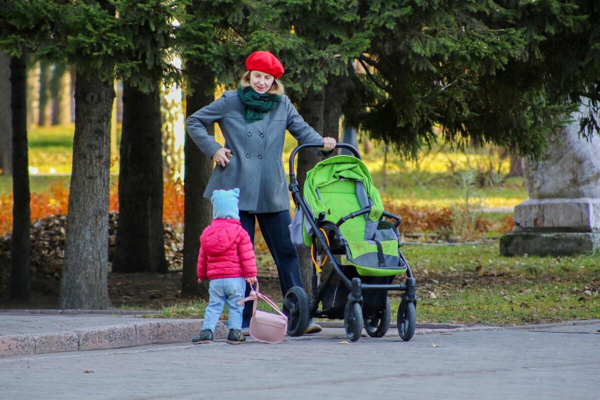 Пособие на детей до 3 лет 
Назначается при условии, что доход на одного члена семьи не превышает двух прожиточных минимумов по региону, а его размер равен одному региональному прожиточному минимуму.

На выплату можно претендовать, если ребёнок родился после 1 января 2018 года.

На первого ребёнка средства выделяются из государственного бюджета, на второго и последующих – из материнского капитала по заявлению родителей.

Дополнительное пособие 3000 рублей

Это пособие выплачивают на несовершеннолетних детей для родителей, оставшихся без работы. Определено на период пандемии и распространяется на вставших на учёт по безработице после 1 марта текущего года.

Бесплатное питание

Ученики начальных классов продолжат бесплатно получать горячие обеды в школьных столовых. Эта мера поддержки действует независимо от дохода семьи и места проживания.



10 000 рублей

Очередная доплата в 10 000 рублей, которую в этом году уже дважды назначали всем родителям несовершеннолетних детей, оставившим заявку на портале Госуслуг, активно обсуждается федеральными властями. 1 октября закончился приём заявлений на получение первых двух выплат. Также поступали предложения об увеличении размера вышеперечисленных пособий, но оба вопроса пока остаются открытыми.

Традиционные выплаты на содержание ребёнка

Единовременное пособие при рождении назначается одному из родителей, как правило, маме, и составляет 18 004,12 рубля с поправкой на районный коэффициент.

При ранней постановке на учёт в медицинское учреждение беременной женщине в ноябре полагается доплата 675 рублей. Если она успела обратиться на сроке до 12 недель.

Пособие по уходу за ребёнком до полутора лет рассчитывается исходя из среднего заработка и устанавливается в размере 40 % от него. Но имеет своё минимальное и максимальное ограничение.

Материнский капитал с начала 2020 года распространяется и на рождённых первенцев, размер при этом составит 466 617 рублей. На второго ребёнка – 616 617 рублей. На последующих можно претендовать на такую же сумму, если ранее этой мерой поддержки семья не воспользовалась.



Кроме того, в Новосибирской области определена дополнительная сумма областного семейного капитала на третьего ребёнка в размере 108 160 рублей.

Многодетные семьи также могут претендовать на выделение для них земельного участка или обратиться за денежным эквивалентом.

Компенсацией ипотечного кредита могут воспользоваться родители, если их третий ребёнок родился в 2019-2022 году. В этом случае государство погасит до 450 000 рублей ипотечного долга.

Напомним, сегодня также стало известно, как оформить пособие по безработице в Ноябре.