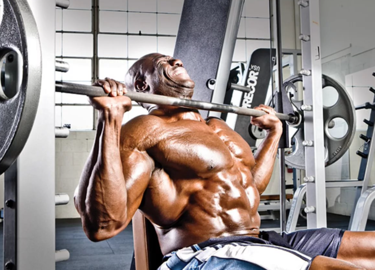 Жимами плечи никто не качал и сейчас не качает