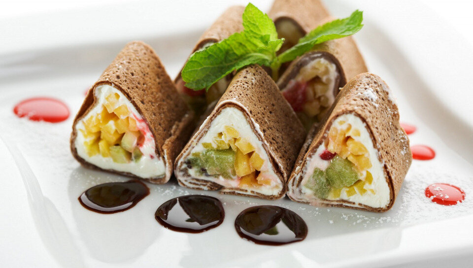 Вариант оформления блинных роллов