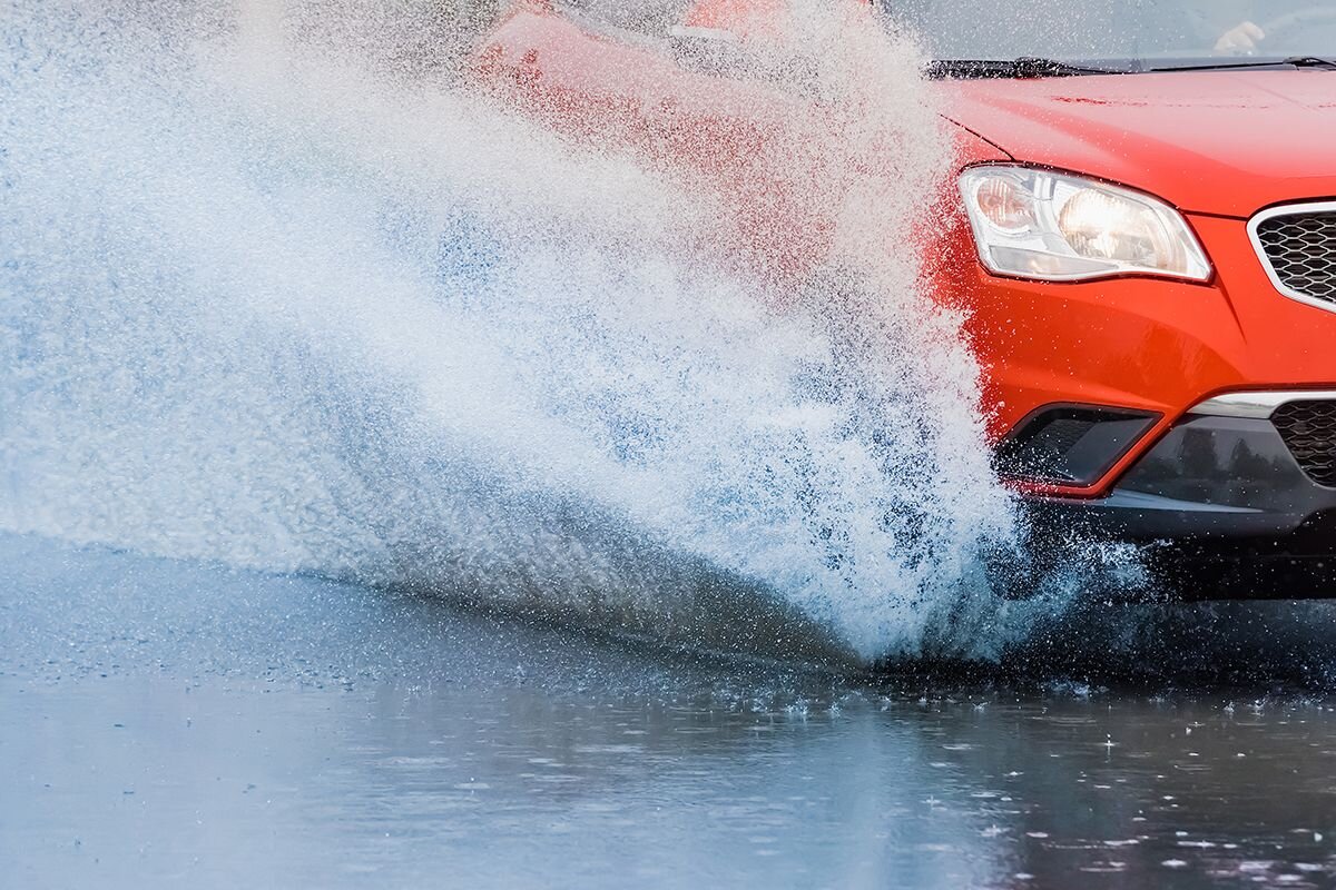 Автомобиль вода брызги