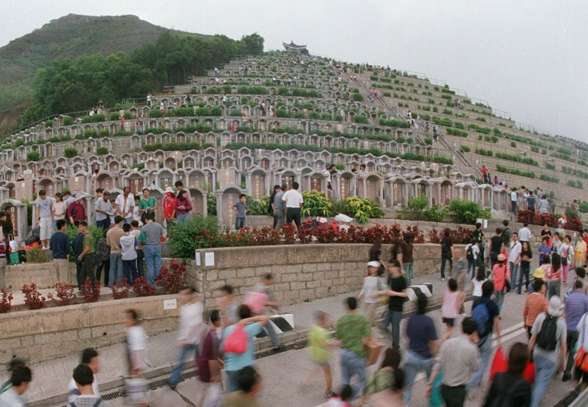 Посетители "вертикального" христианского кладбища Пок-Фу-Лам в Гонконге