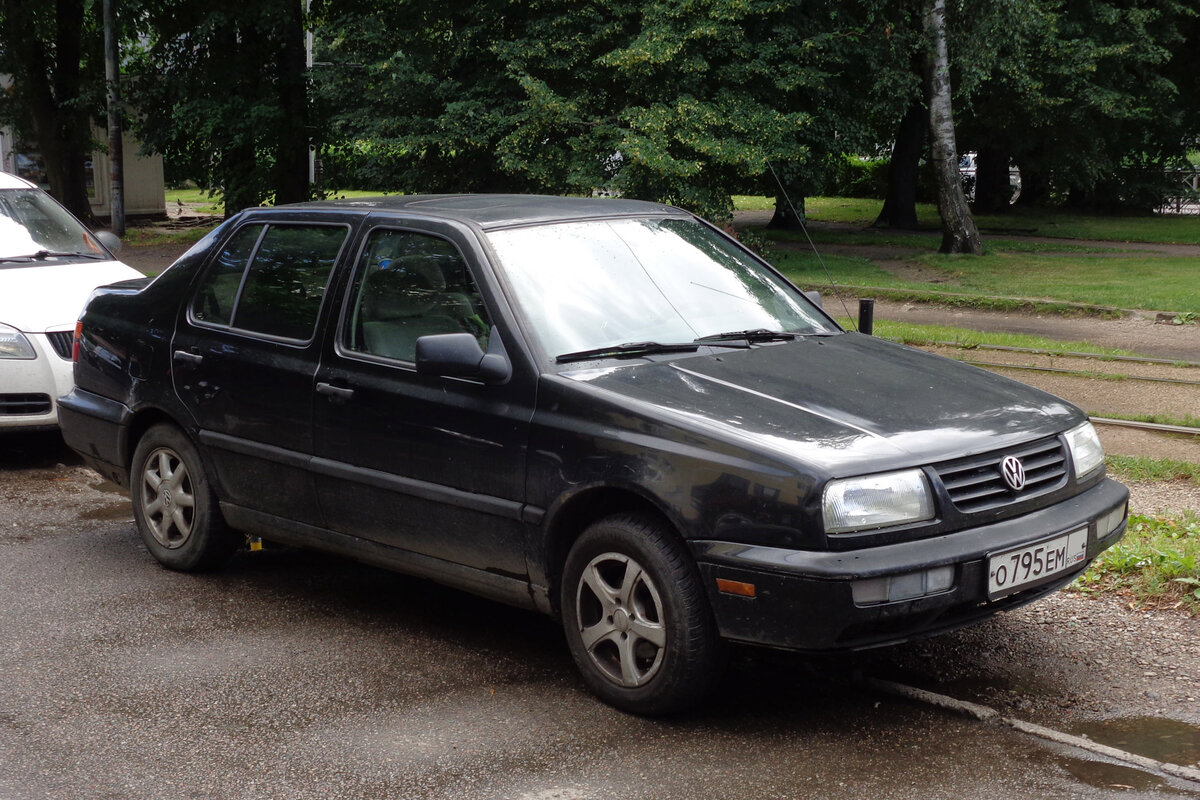 Volkswagen Jetta III GLS, выпущенный для рынка США в Мексике в 1992 году, но с замененной когда-то радиаторной решеткой (дизайн 1995 года)