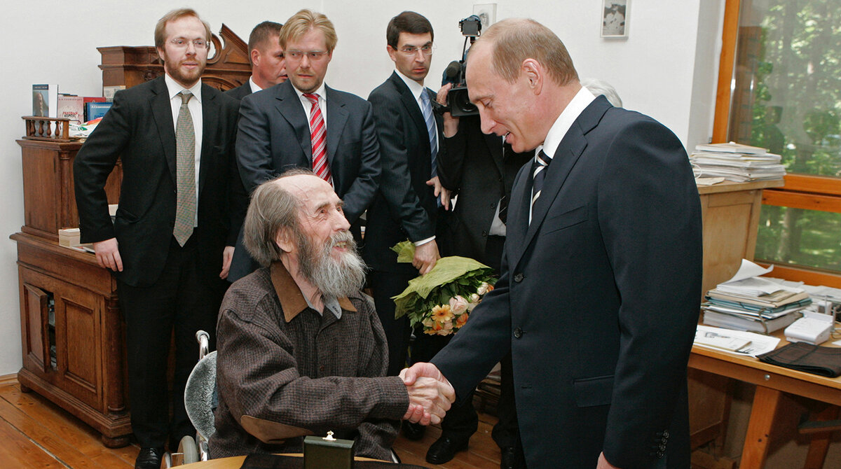 2007 год, Владимир Путин поздравляет Александра Солженицына с присуждением Государственной премии