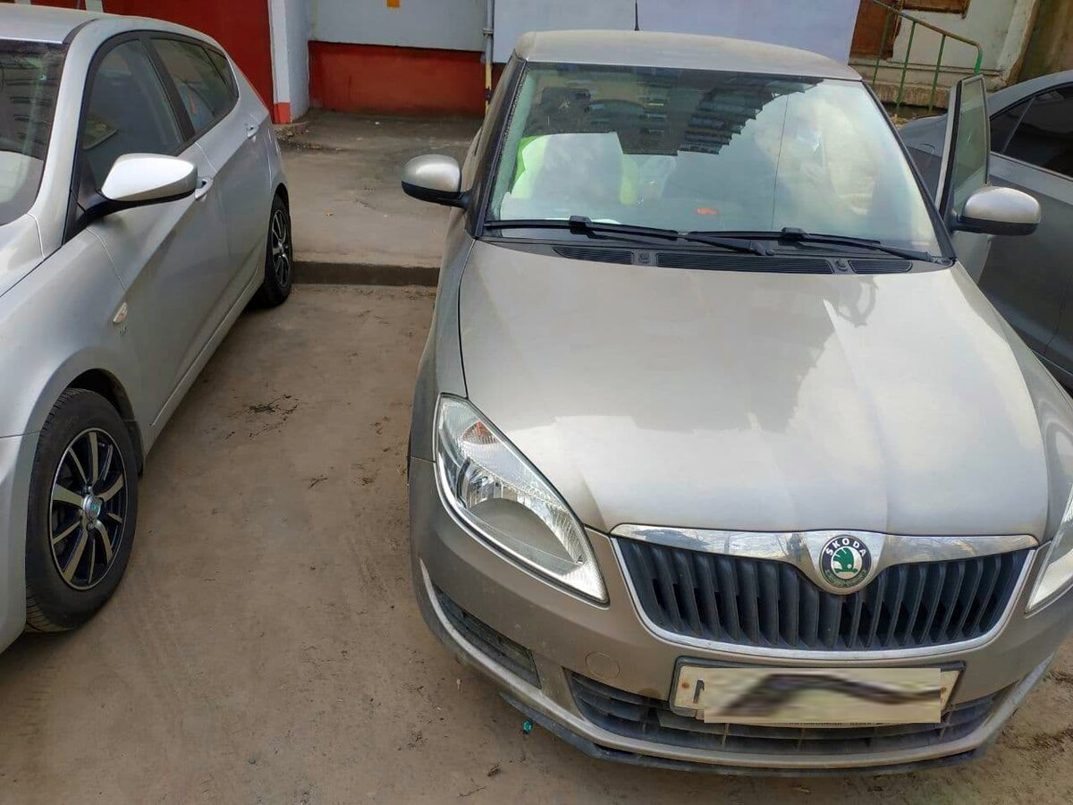 Расстояние между машинами огромное, да и сама женщина сказала, что она специально