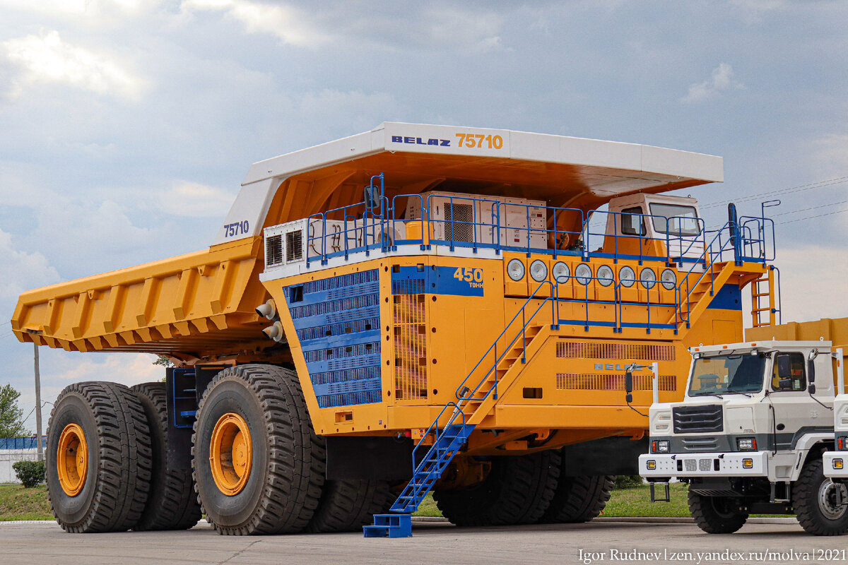 500 тонн в рублях. БЕЛАЗ-75710. Самосвал БЕЛАЗ 450 тонн. Карьерный грузовик БЕЛАЗ 75710.. Самый большой самосвал в мире БЕЛАЗ-75710.
