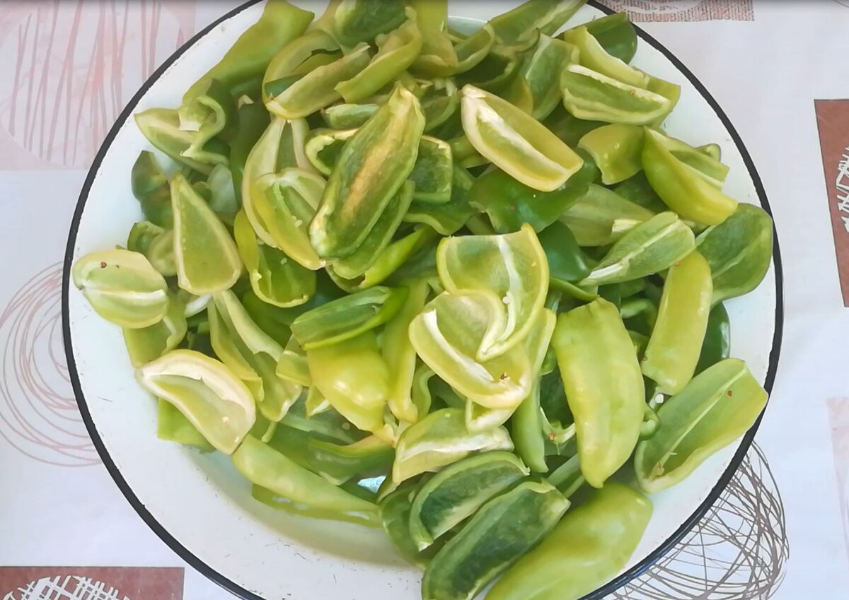 Зачищенный и нарезанный перец