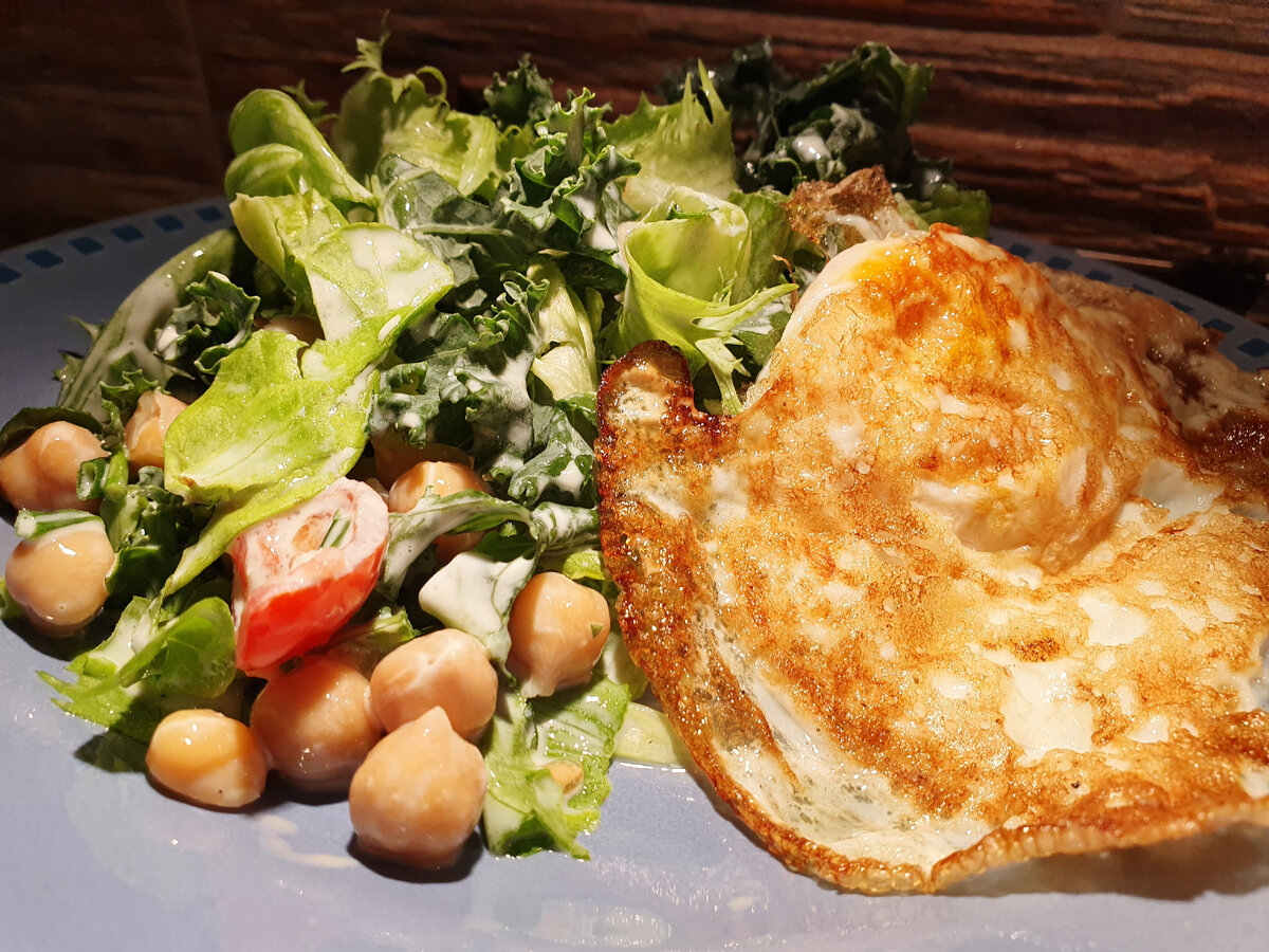 Ужин в тарелке дочки