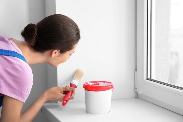 Покраска откосов и стен возле окна (источник: canva.com)