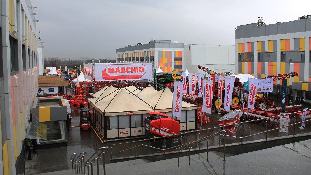 Уличная экспозиция сельхозтехники выставки ЮГАГРО-2021 в Краснодаре 