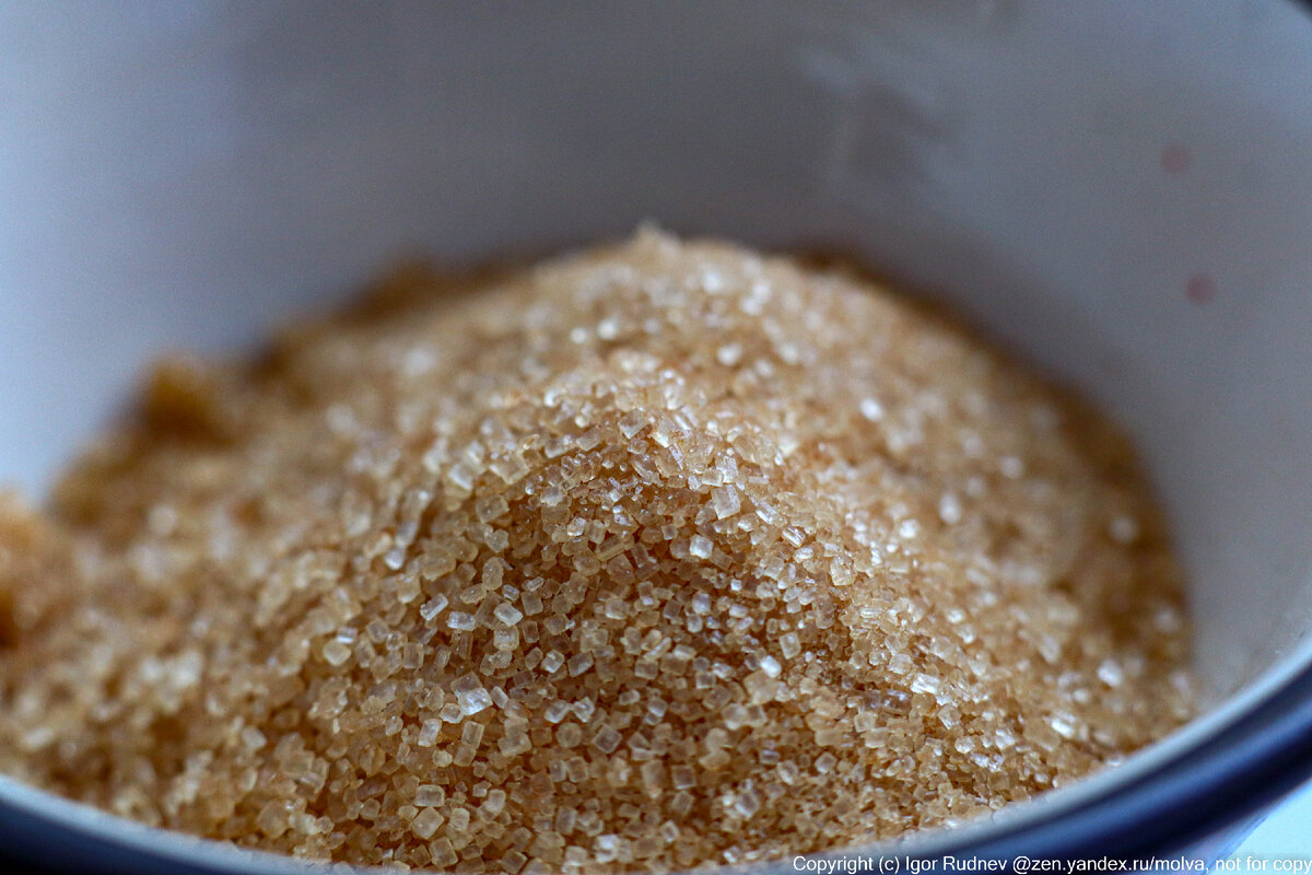 Сахар тростниковый карамелизированный. Сахар тростниковый колотый. Тростниковый сахар и обычный. Сахар тростниковый 50 кг. Тростниковый сахар или обычный