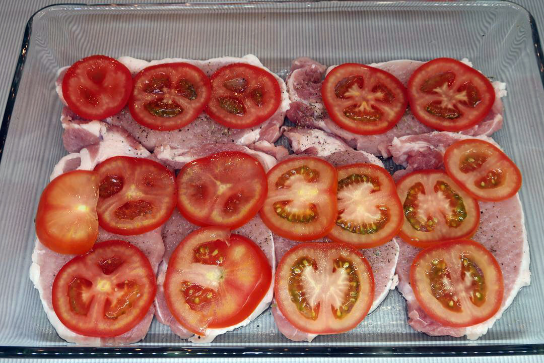 Отбивные из свинины с помидорами в духовке