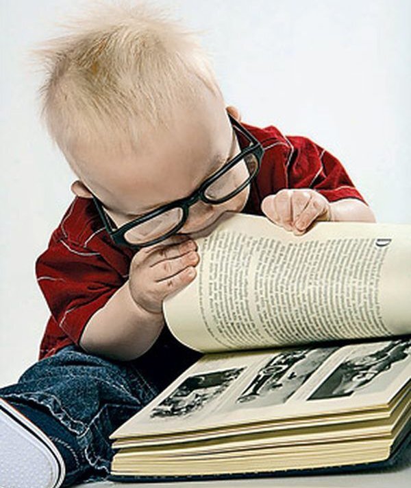 Видите, какой информационный голод у маленького человека? Источник фото: https://chitalochka-ru.ru/1-3/chitaem-malyisham.html