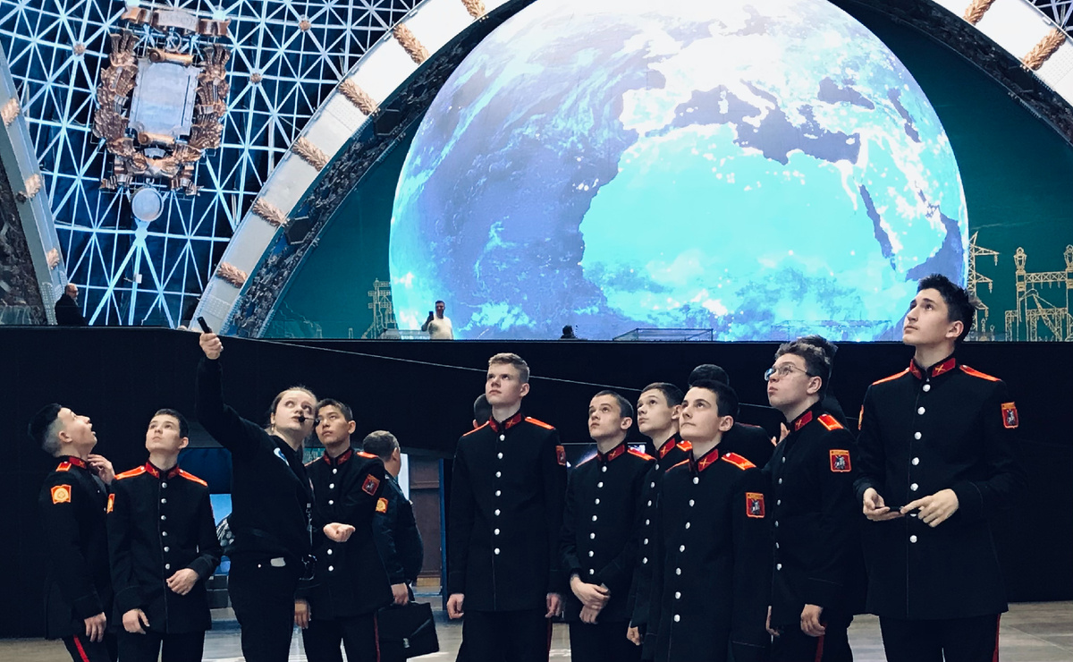 
🚀Кадеты 8 «А» класса увидели уникальные образцы летательной и космической техники, экспонаты оборонно-промышленных предприятий, редких архивные документы, фотографии и видеоматериалы об истории космических достижений.
