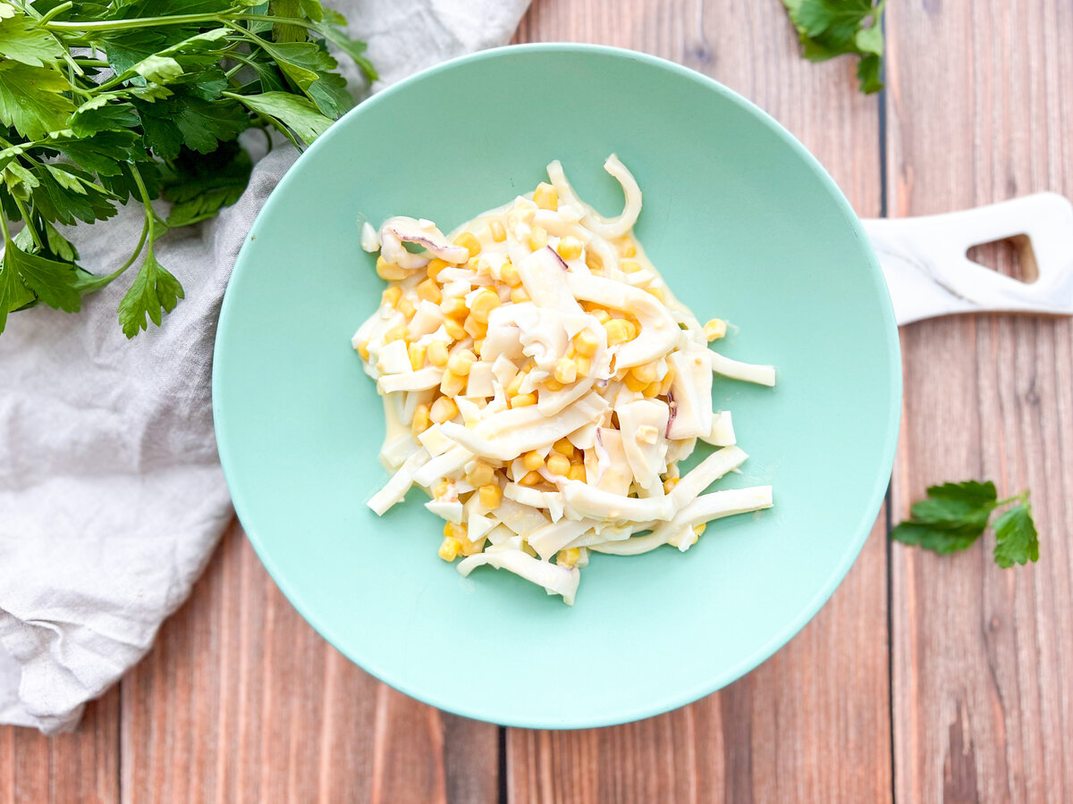 Салат с кальмарами