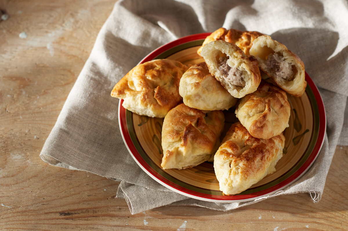 Виды пирожков с мясом. Пирожок референс. Пирошка Сербская. Meat hand pies.