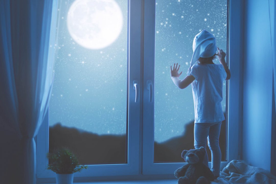 Мальчик у окна. Мальчик ночью у окна. Ребенок около окна. Луна в окне.