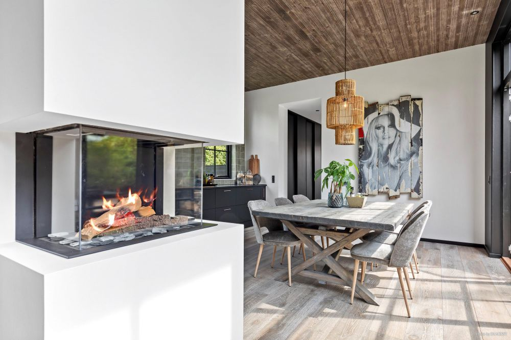 Стильный каркасный дом 128 м²: плоская кровля, большая терраса-столовая ...