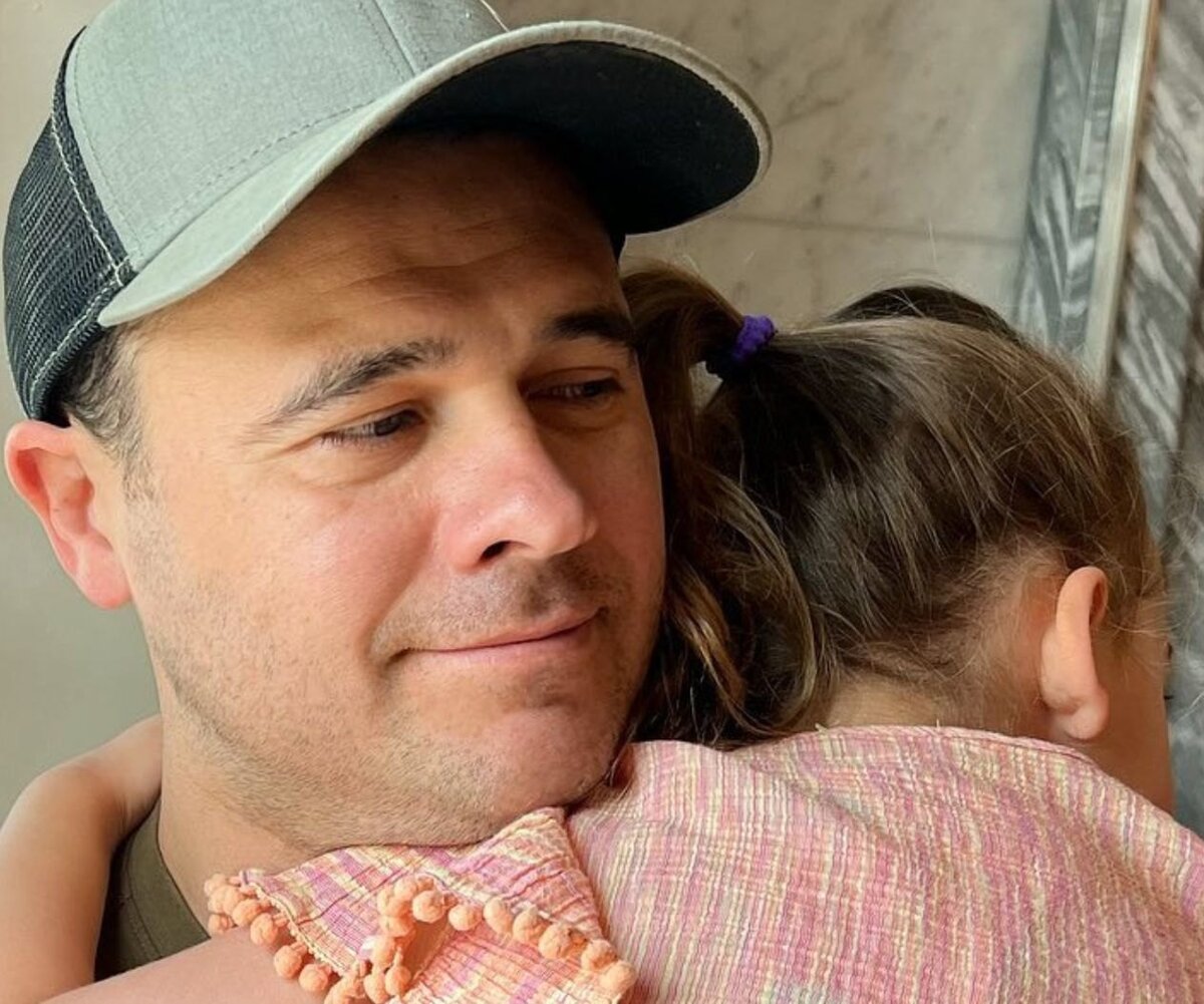     Загорелая малышка с кудрявым хвостом: Эмин показал дочь от Алены Гавриловой