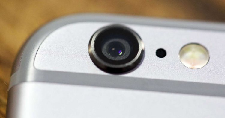 Разбираемся, почему в смартфоне камера чаще всего располагается слева, а не справа