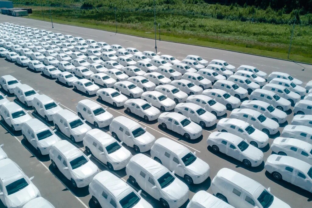 Парковка завода Mercedes-Benz в Подмосковье. Фото: Autonews.ru