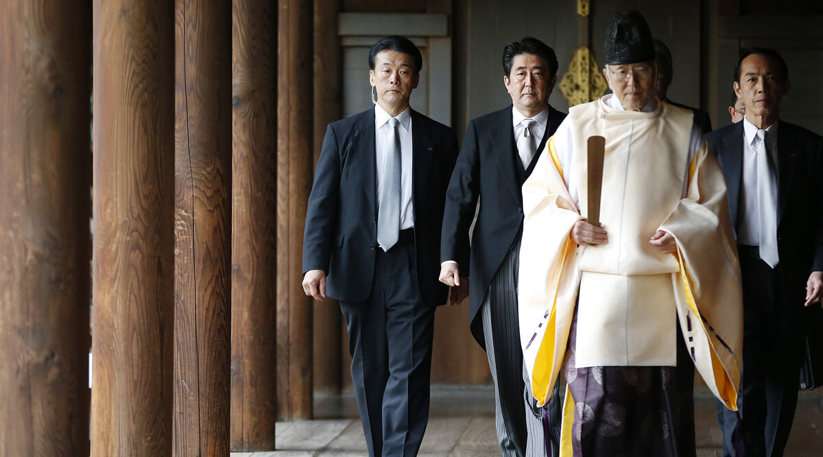 Абэ в Ясукуни. Фото из открытых источников, размещенное в том числе в Telegram-канале Вероники Крашенинниковой.