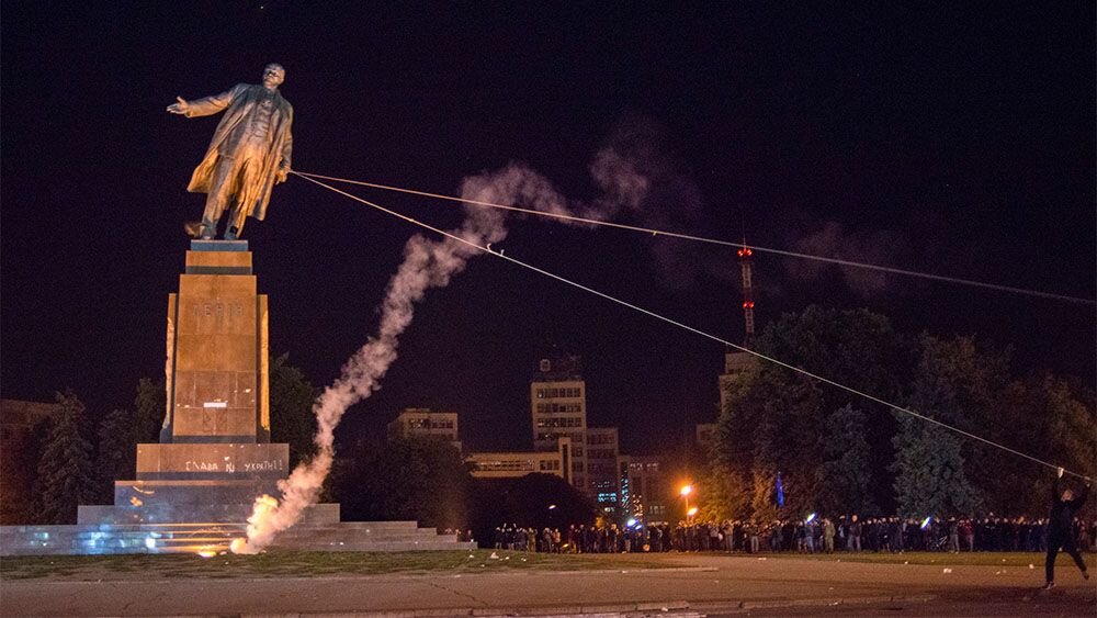 Снос памятника Ленину в Харькове.