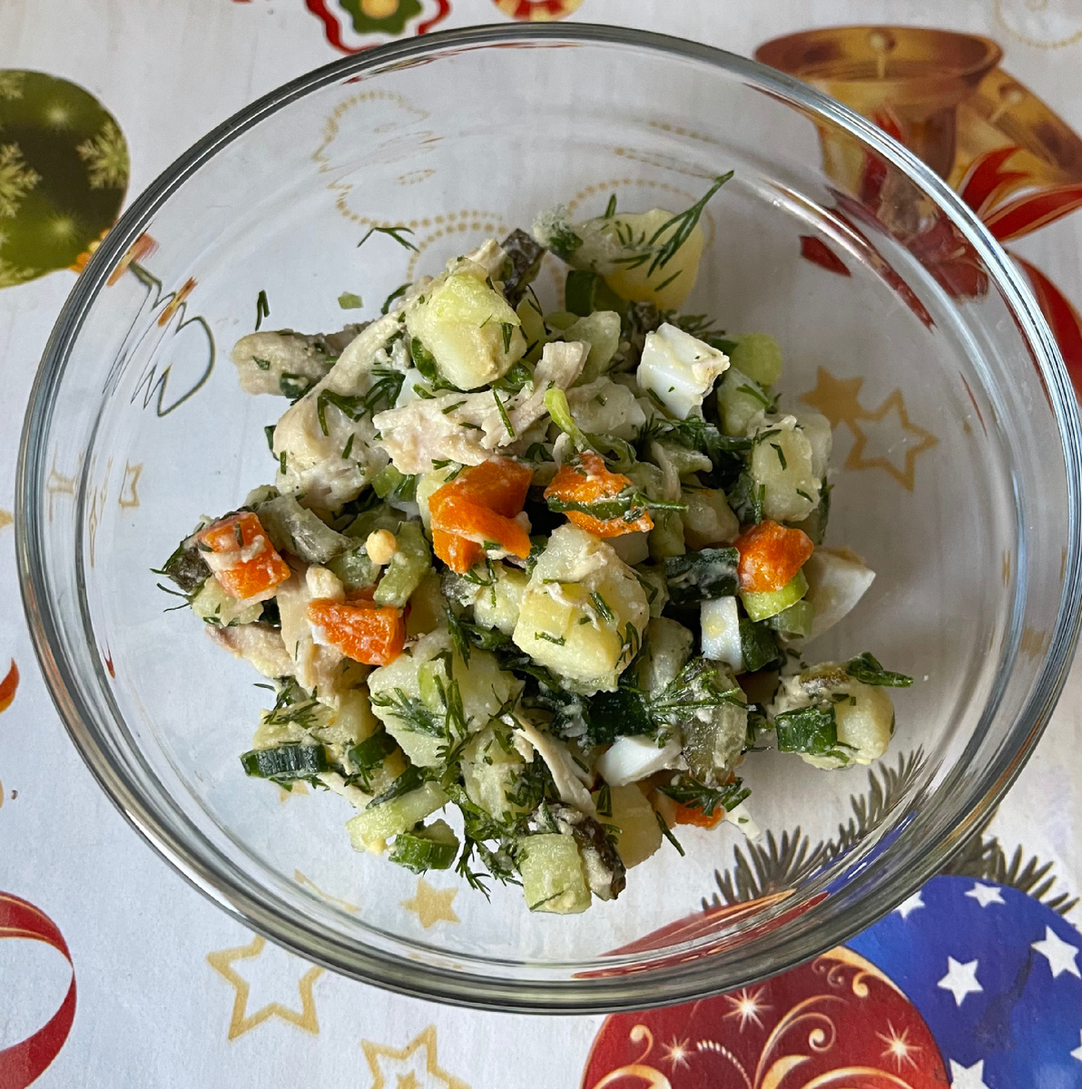 Заправляла сметаной.