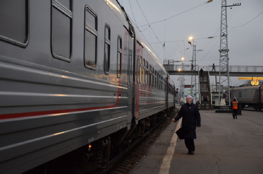 Жд поезд киров москва. Поезд Вятка Киров. Поезд РЖД Киров. Поезд Вятка Москва Киров вагоны. РЖД Киров.