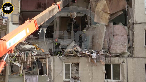 Потом упала стена и убила как минимум двух спасателей. Фото © t.me / SHOT