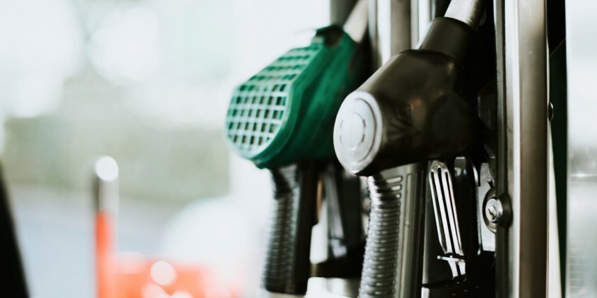    Правительство РФ временно запретило вывозить бензин и дизель за границу.