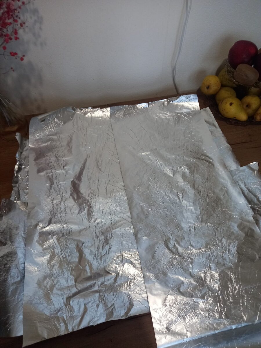 В несколько слоев раскладываем фольгу