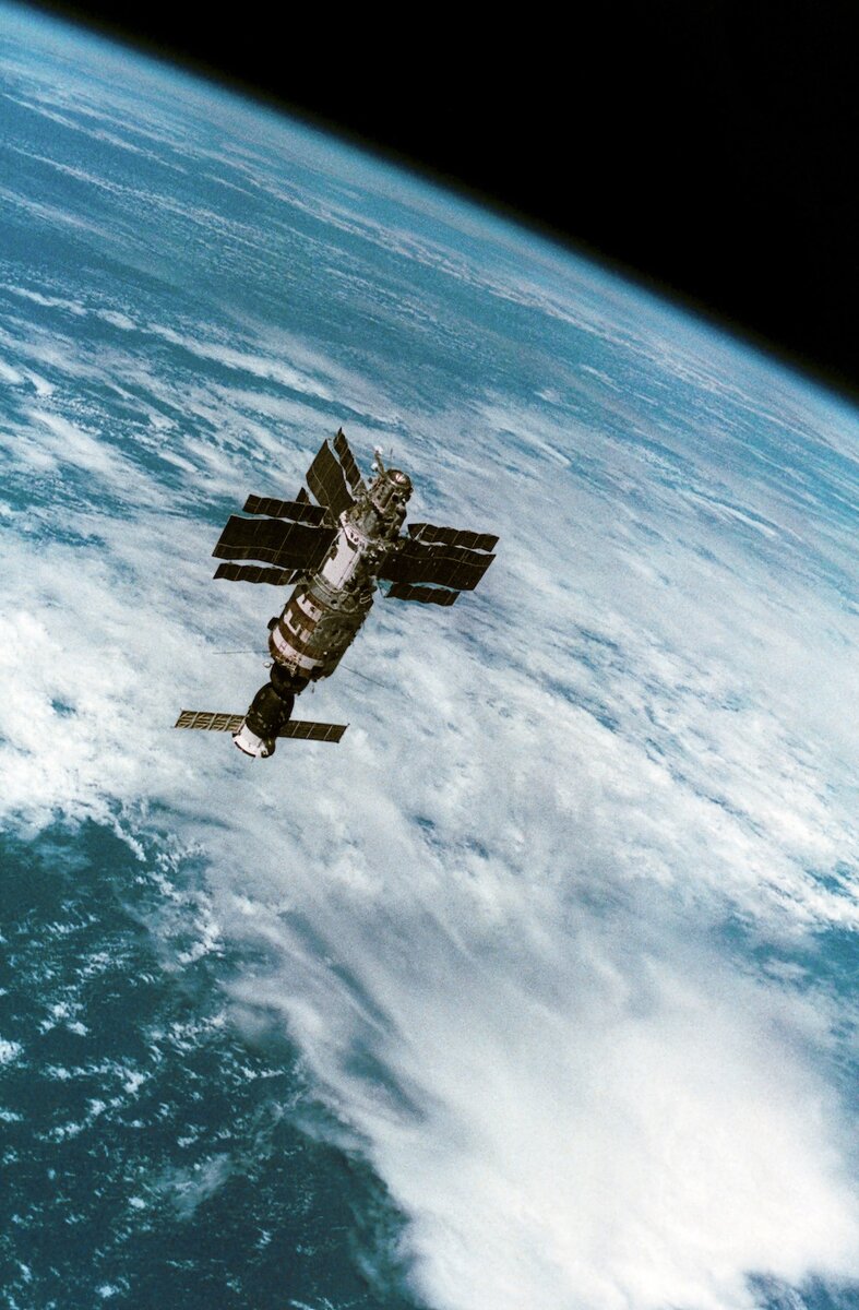   Орбитальная станция «Салют-7» с космическим кораблем «Союз Т-14» во время полетаФото: РИА-новости