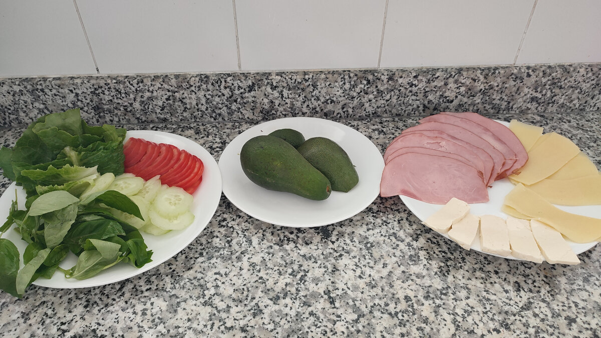 Ветчина, два вида сыра, огурцы помидоры, авокадо, базилик
