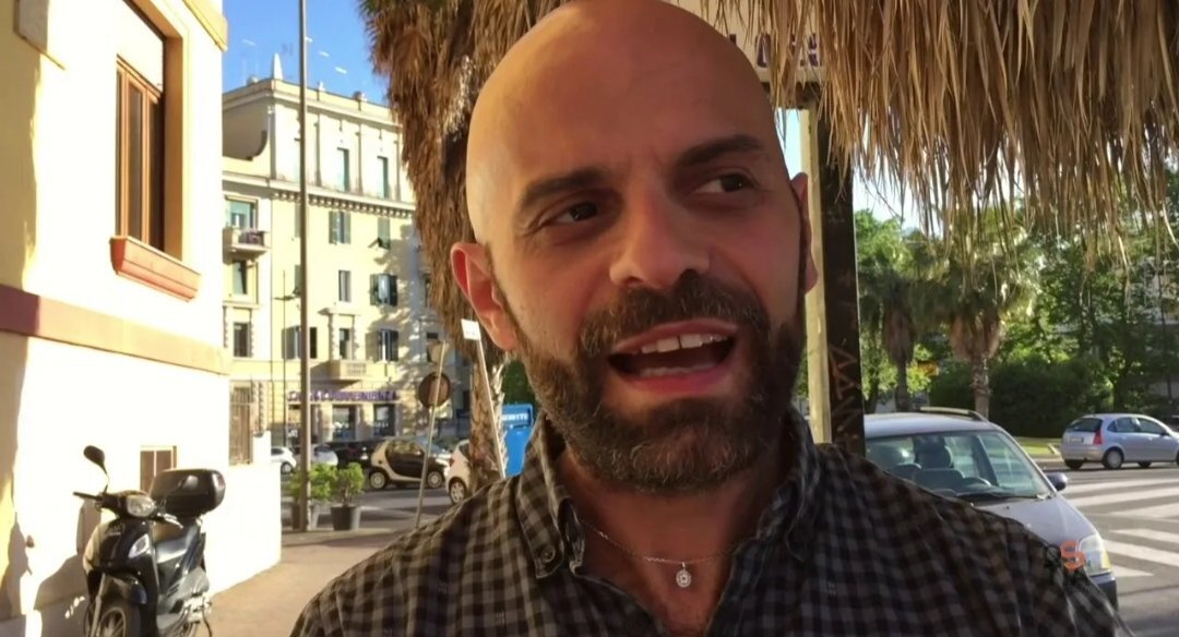  Так часто бывает, что мужчины в наше время отчаиваются найти "ту единственную". Время такое.