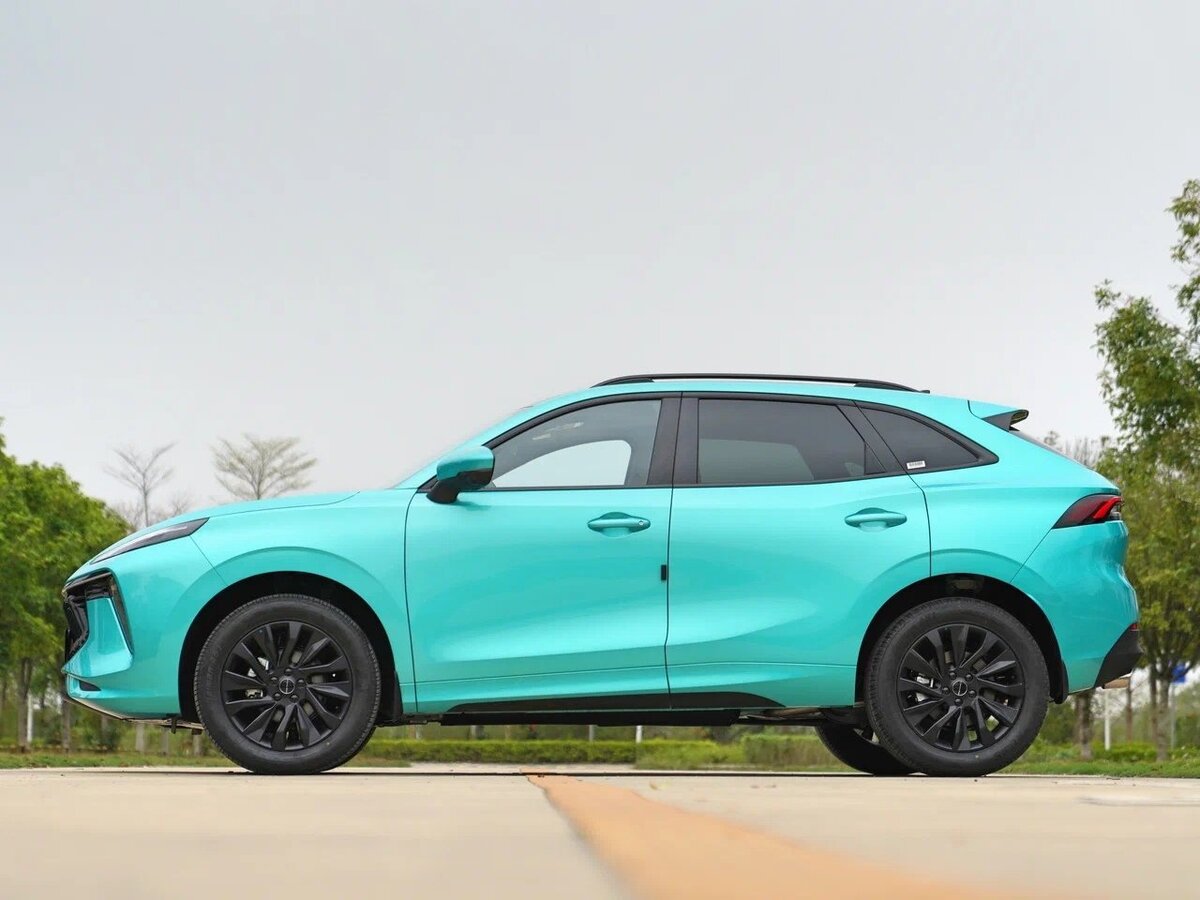     Покатая крыша и сильно наклоненная вперёд верхняя часть багажной двери делают паркетник практически купеобразным