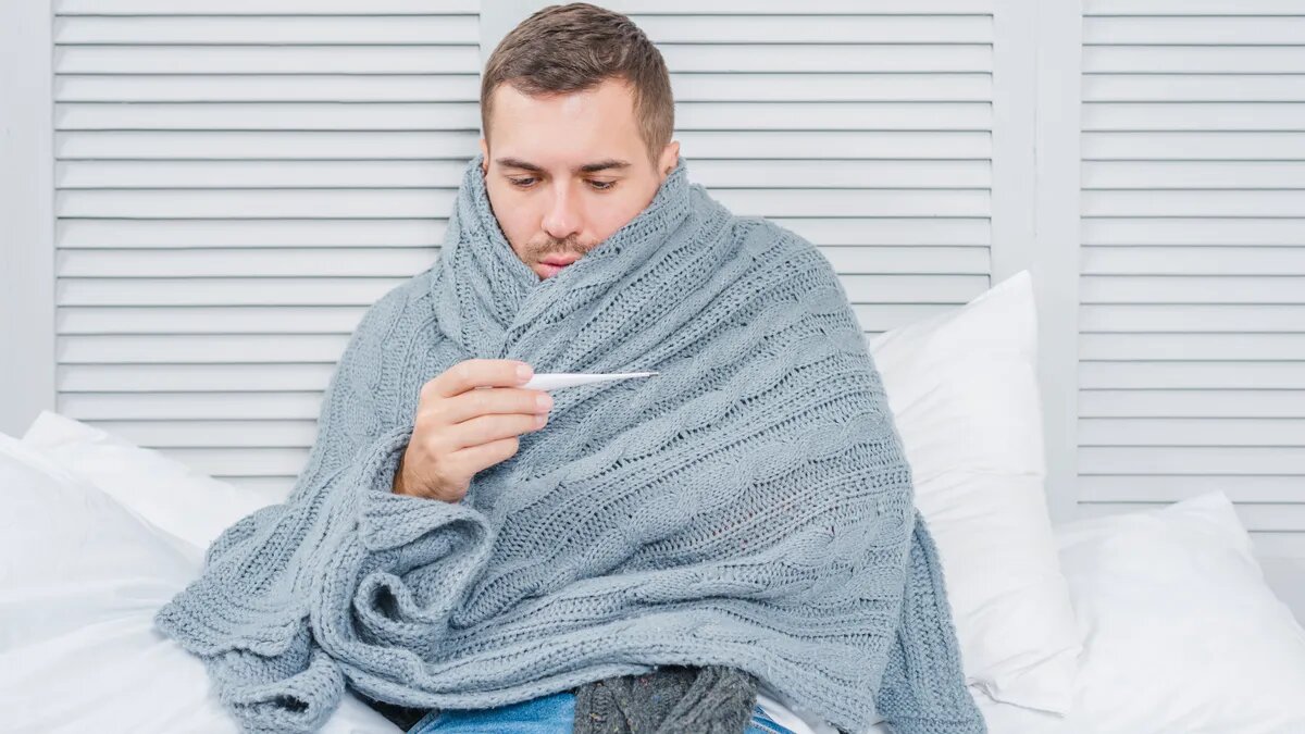 Одним из симптомов является повышенная температура. Фото: freepik.com