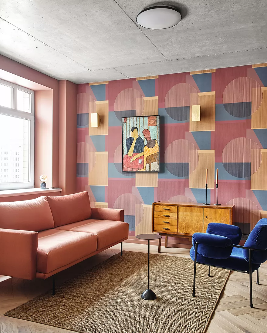 Диван divan.ru. Кресло Fogia. Тумба — винтаж. Столик Amura. Ковер и лампа на подоконнике Ikea. Бра — винтаж. Паркетная доска Finex. Краска для стен Argile. Панно Borastapeter. Картина — художница Лазиза Тулаганова, Flor et Lavr Gallery. На фото проект Анны Шевченко, студия 2312interiors.