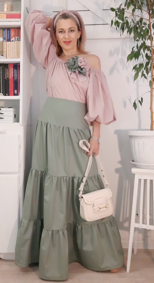 Блузка и юбка.