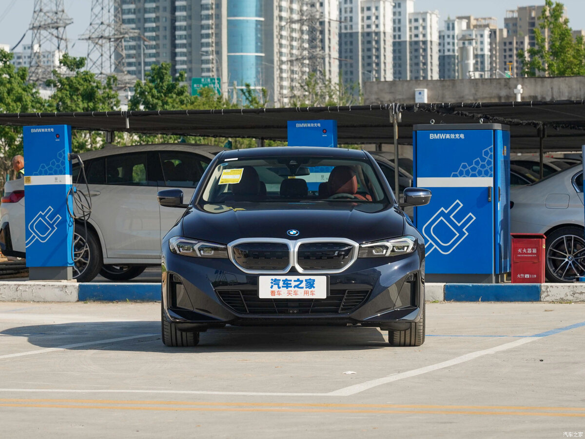BMW Brilliance i3 G 28, предназначенный для внутреннего китайского рынка