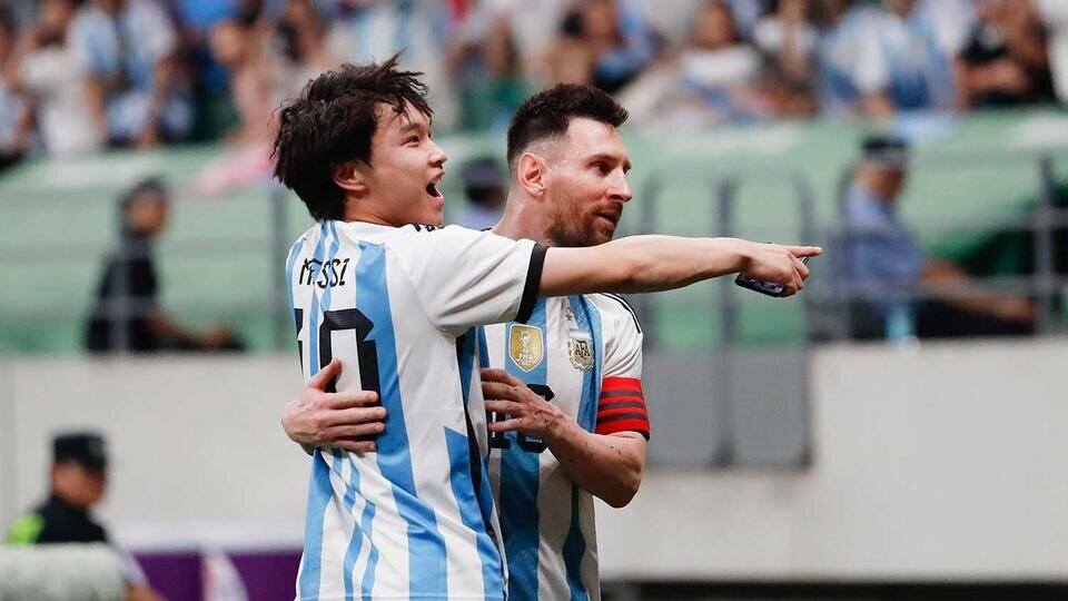     Фанат Месси в Китае выбежал на поле, чтобы обняться с кумиром Global Look Press/Zhang Chen/XinHua