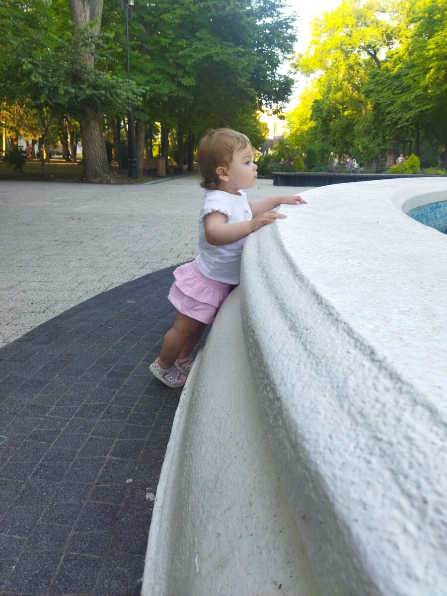 У фонтана, проверяю уровень воды))