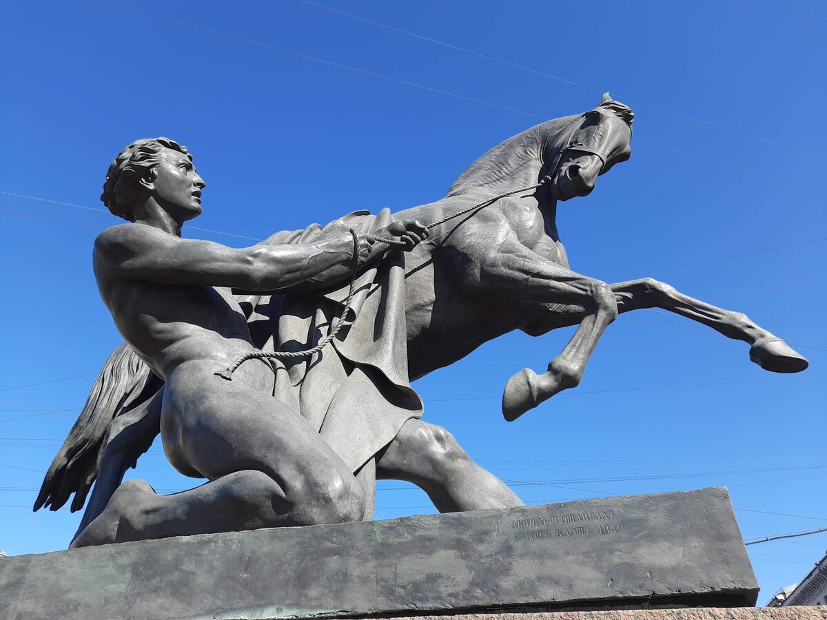      Аничков мост. Одна из четырех скульптур П. Клодта