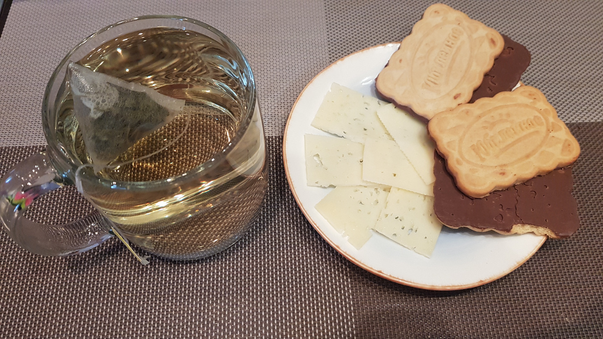 Сыр "Тысяча Озер" 15% жирности и печенье "Юбилейное" в шоколадной глазури.