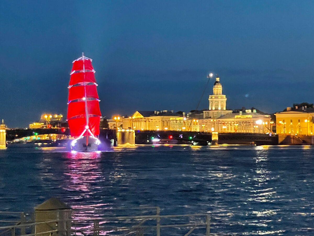 Яркий праздник начала взрослой жизни: Алые паруса в Петербурге -  стереотипы, репетиция и немного прошлого | Соло - путешествия | Дзен